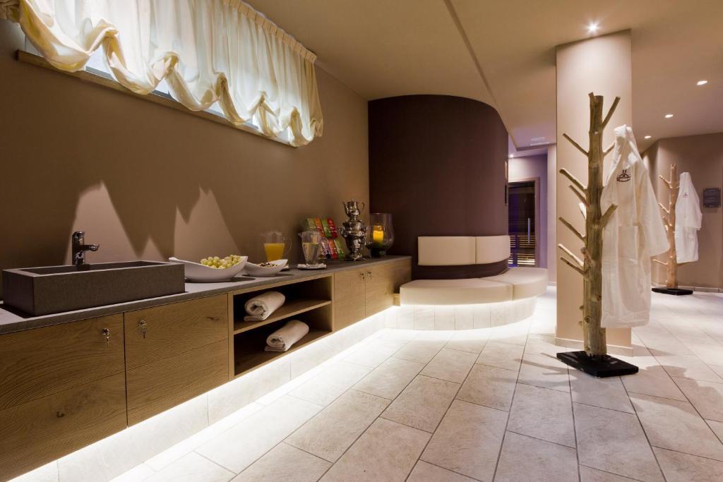 Hotel Ambassador Levico Terme Exterior foto